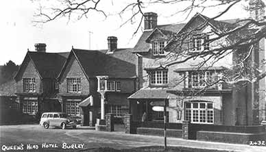 The Queen's Head again - this time in the 1950s or early 1960s